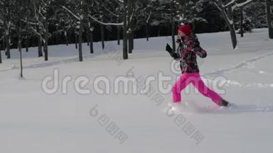 快乐的女人在冬天的<strong>雪地里奔跑</strong>